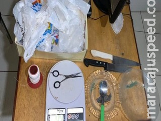 Mulher troca celular por cocaína e polícia descobre tráfico de drogas Mulher troca celular por cocaína e polícia descobre tráfico de drogas