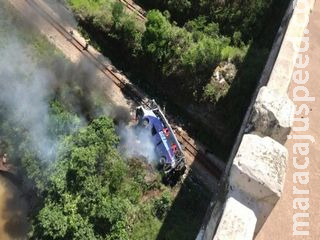 Ônibus cai de viaduto e pelo menos 10 morrem em MG