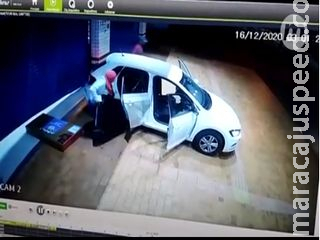 Quadrilha levou 40 segundos para invadir loja com carro roubado e levar TVs em Campo Grande Quadrilha levou 40 segundos para invadir loja com carro roubado e levar TVs em Campo Grande