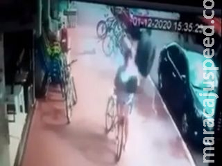 Roda se solta de caminhão e atinge mulher em calçada