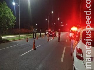 Sem CNH e após o toque de recolher, motociclista foge de guardas e é detido após cair Sem CNH e após o toque de recolher, motociclista foge de guardas e é detido após cair