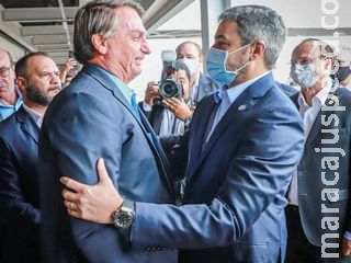 Sem máscara, Jair Bolsonaro se encontra com presidente paraguaio em Foz do Iguaçu