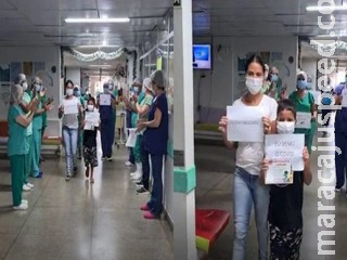 Sob aplausos, menino de 8 anos recebe alta após internação por coronavírus no HRMS Sob aplausos, menino de 8 anos recebe alta após internação por coronavírus no HRMS