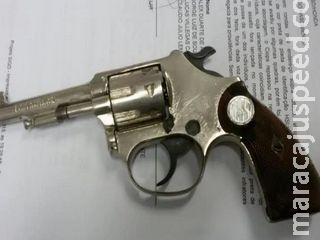Suspeitos de vários roubos são presos com arma furtada de PM após perseguição Suspeitos de vários roubos são presos com arma furtada de PM após perseguição
