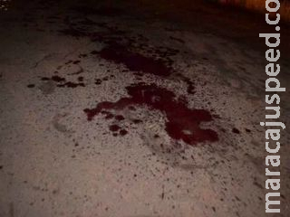 Vigilante ouve disparos e rapaz é encontrado morto com 6 tiros na frente de loja Vigilante ouve disparos e rapaz é encontrado morto com 6 tiros na frente de loja