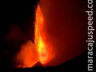 Vulcão Etna na Itália entre em erupção e deixa vilas cobertas de cinzas Vulcão Etna na Itália entre em erupção e deixa vilas cobertas de cinzas