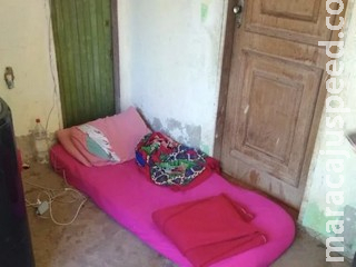 Adolescente com deficiência é abandonada sem água em comida em casa pelos pais