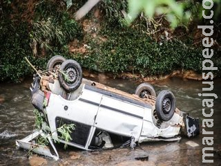 Carro cai em córrego na Ernesto Geisel e dois são resgatados pelos bombeiros