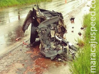 Carro é partido ao meio e uma pessoa morre em acidente na BR-267