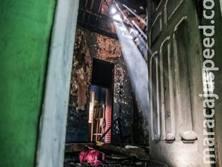 Discussão termina em incêndio e fogo destrói kitnet no Amambaí
