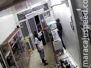 Em 3 minutos ladrões arrombam relojoaria e saem com mochila ‘recheada’ Em 3 minutos ladrões arrombam relojoaria e saem com mochila ‘recheada’