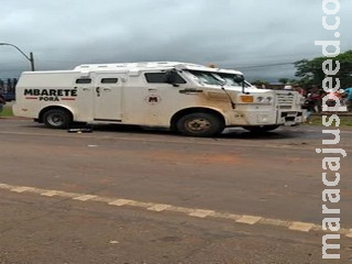 Em ação de guerra, bando assalta carro-forte e ataca a polícia no Paraguai Em ação de guerra, bando assalta carro-forte e ataca a polícia no Paraguai