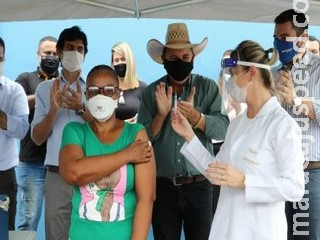 Em cerimônia simbólica, técnica de enfermagem é a primeira moradora vacinada de Três Lagoas