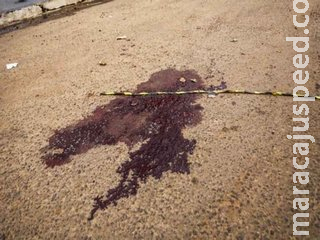 Em estado grave após ser esfaqueado, homem pede socorro a porteiro Em estado grave após ser esfaqueado, homem pede socorro a porteiro