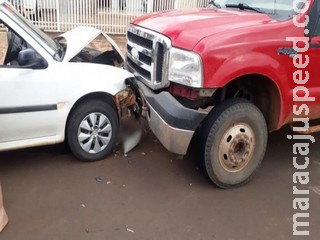 Embriagado, motorista tenta pegar filho no colo e bate veículo em MS Embriagado, motorista tenta pegar filho no colo e bate veículo em MS
