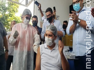 Enfermeiro intensivista e indígena são primeiros vacinados contra coronavírus em Dourados