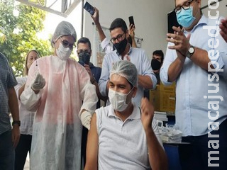 Enfermeiro intensivista e indígena são primeiros vacinados contra coronavírus em Dourados Enfermeiro intensivista e indígena são primeiros vacinados contra coronavírus em Dourados