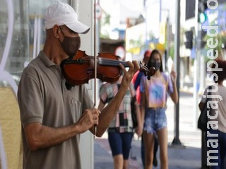  Enquanto procura emprego, violinista autodidata tenta a vida com música na 14 de Julho