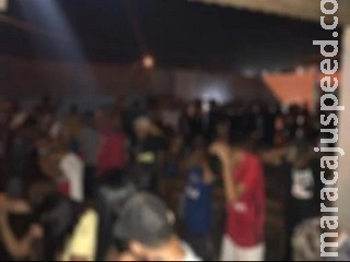 Festinha com 200 pessoas é encerrada e rapaz levado para a delegacia