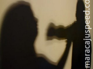 Homem agride ex com socos, a arrasta pelos cabelos e ainda lança cusparada nela