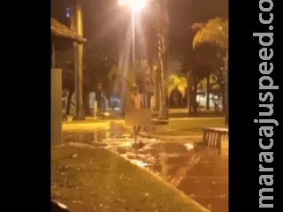 Homem é flagrado andando nu na praça central de Sidrolândia