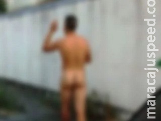 Homem é flagrado nu após ser obrigado a deixar roupas como garantia de pagamento em bar Homem é flagrado nu após ser obrigado a deixar roupas como garantia de pagamento em bar