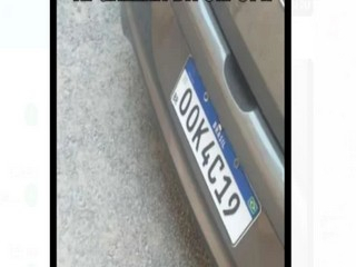 Jovem tem carro roubado por dupla armada quando lavava veículo