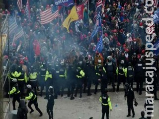 Líderes chamam violência em Washington de ataque à democracia e pedem transição Líderes chamam violência em Washington de ataque à democracia e pedem transição