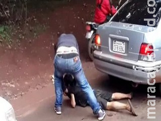 Menino de 11 anos é espancado na fronteira por roubar e comer uma banana Menino de 11 anos é espancado na fronteira por roubar e comer uma banana