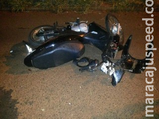 Motociclista morre após bater em carro parado, invadir contramão e bater de frente com camionete Motociclista morre após bater em carro parado, invadir contramão e bater de frente com camionete