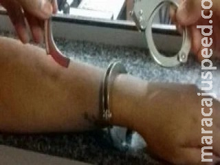 Motorista bêbado, na contramão e com 2 pneus furados oferece um ‘dinheirinho’ a PM’s e acaba preso