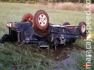 Motorista desvia de buraco, cai em ‘lagoa’ e quase morre afogado na MS-162