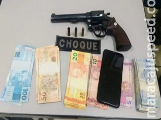 Motorista é preso com espada artesanal, maconha e munições em carro
