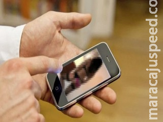 Mulher tem vídeo íntimo divulgado em grupo de WhatsApp e procura delegacia