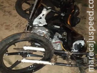 Perseguição após roubo tem troca de tiros e ladrão morre ao bater moto em poste Perseguição após roubo tem troca de tiros e ladrão morre ao bater moto em poste