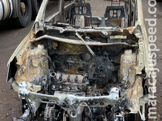 Polícia divulga imagens de dupla que roubou barbearia e incendiou carro em Campo Grande Polícia divulga imagens de dupla que roubou barbearia e incendiou carro em Campo Grande