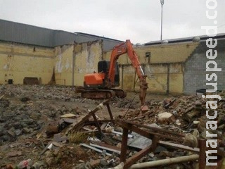 Sem autorização, construtora demoliu ‘box’ de comerciante na madrugada de Corpus Christi Sem autorização, construtora demoliu ‘box’ de comerciante na madrugada de Corpus Christi