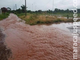 ‘Só com um barco’: ilhados, moradores do Bom Retiro sofrem com chuva em Campo Grande