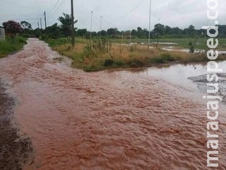 ‘Só com um barco’: ilhados, moradores do Bom Retiro sofrem com chuva em Campo Grande ‘Só com um barco’: ilhados, moradores do Bom Retiro sofrem com chuva em Campo Grande