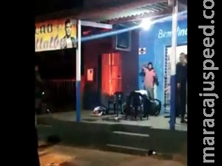 Três são atacados a tiros de fuzil por pistoleiros em MS e um morre Três são atacados a tiros de fuzil por pistoleiros em MS e um morre