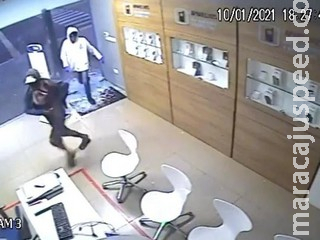Trio arromba loja de celulares, furta caixas vazias e acaba preso Trio arromba loja de celulares, furta caixas vazias e acaba preso
