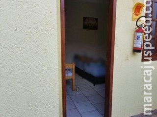 Vizinhos sentem falta de idoso e o encontram morto em cima da cama Vizinhos sentem falta de idoso e o encontram morto em cima da cama