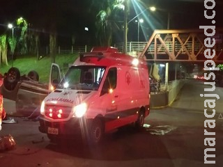 Acidente na região central de Campo Grande acaba em capotamento de camionete e criança ferida