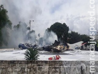 Aeronave da Força Aérea Paraguaia com 6 passageiros cai em base aérea