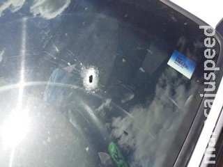 Ao sair de bar, homem tem carro alvejado por tiros e motivo seria discussão política Ao sair de bar, homem tem carro alvejado por tiros e motivo seria discussão política