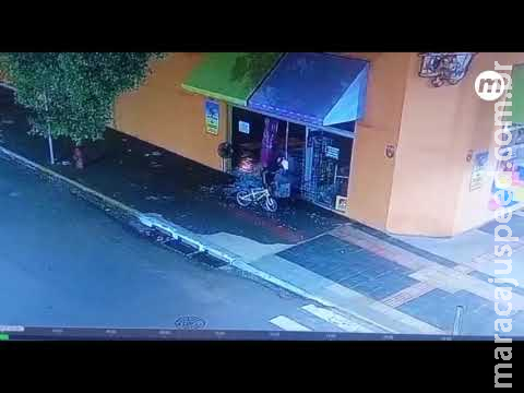 Bandido arromba loja de brinquedos no centro, mas acaba preso ao ser flagrado por câmeras