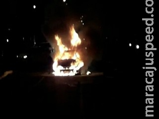 Bandido arromba mercado e dono persegue ladrão que acaba com carro em chamas durante fuga Bandido arromba mercado e dono persegue ladrão que acaba com carro em chamas durante fuga