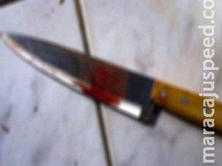 Briga entre vizinhos termina com três esfaqueados e autora foge Briga entre vizinhos termina com três esfaqueados e autora foge