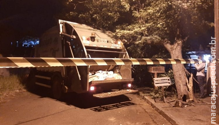 Caminhão da Solurb colide em árvore e deixa rua interditada no São Francisco Caminhão da Solurb colide em árvore e deixa rua interditada no São Francisco