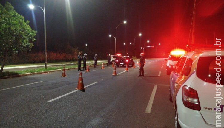 Com copo de vodka, motociclista tenta fugir de blitz na contramão e acaba preso Com copo de vodka, motociclista tenta fugir de blitz na contramão e acaba preso